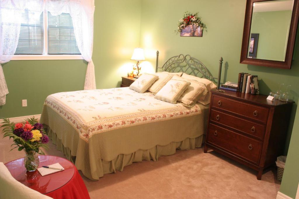 A Li'L Bit Of Eden Bed & Breakfast Niagara-on-the-Lake Стая снимка